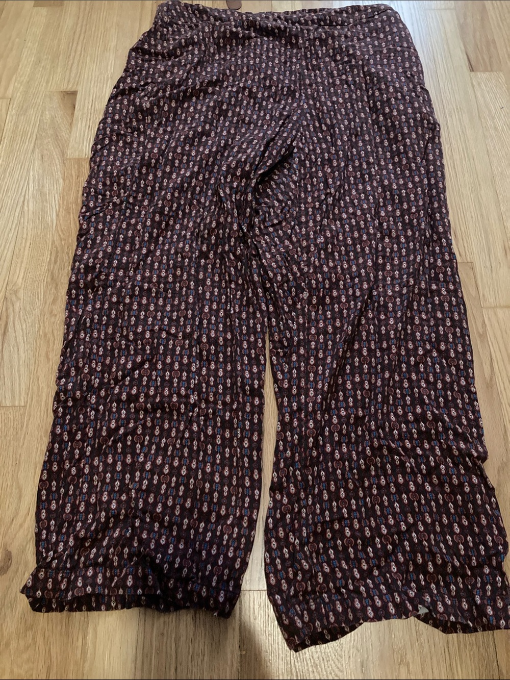 Old Navy Women's Wide-Leg Pants in Dark Maroon Print